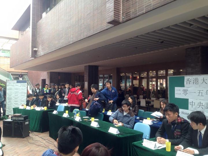 【大選即時】彭卓棋率眾離場抗議 並指罵台下會眾
