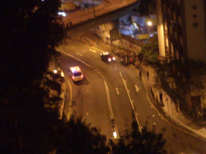 主席會長出逃　大批會眾尾隨至車路